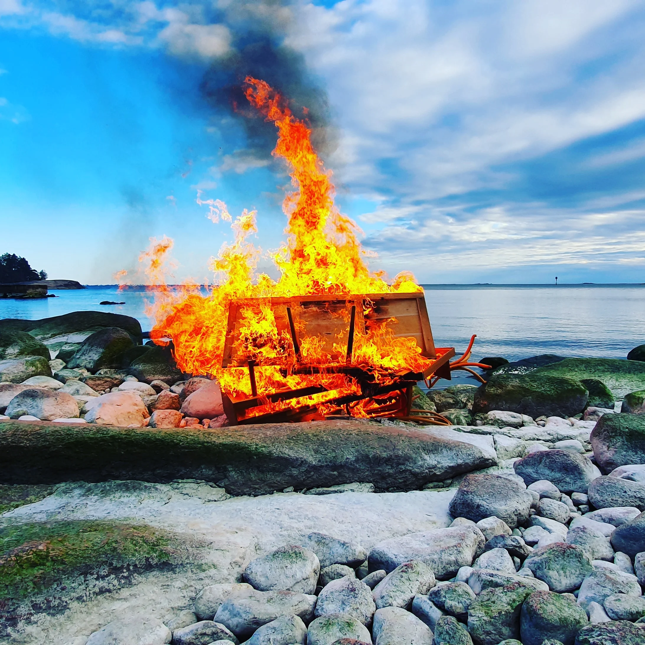 Burning that 700€ Danish table sure made a nice flame.