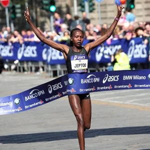 Jeptoo Priscah (1h08’26’’) .