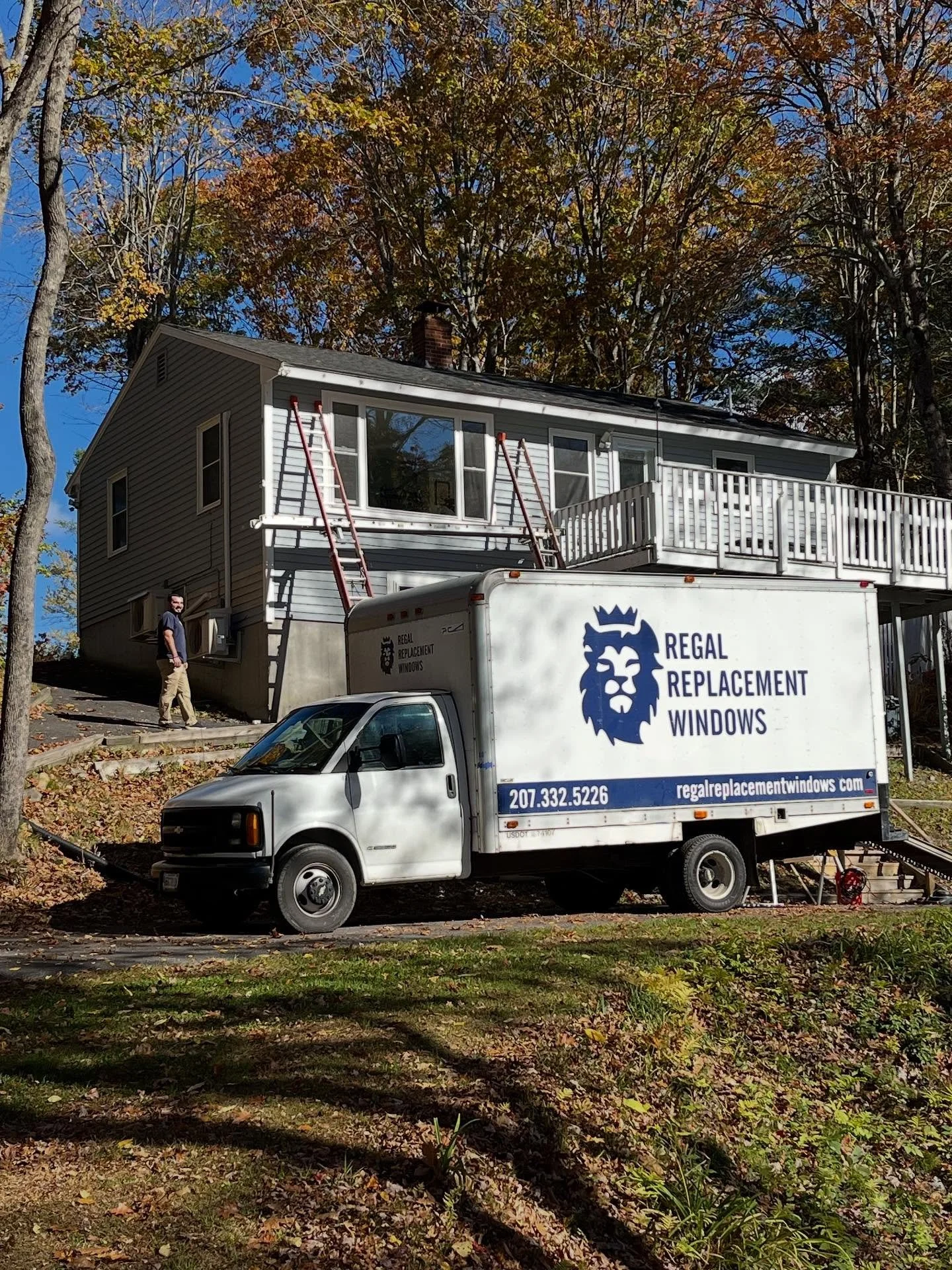 📍Topsham, ME
Sagadahoc County
Look at that view! A beautiful picture window with flanking double hung windows.