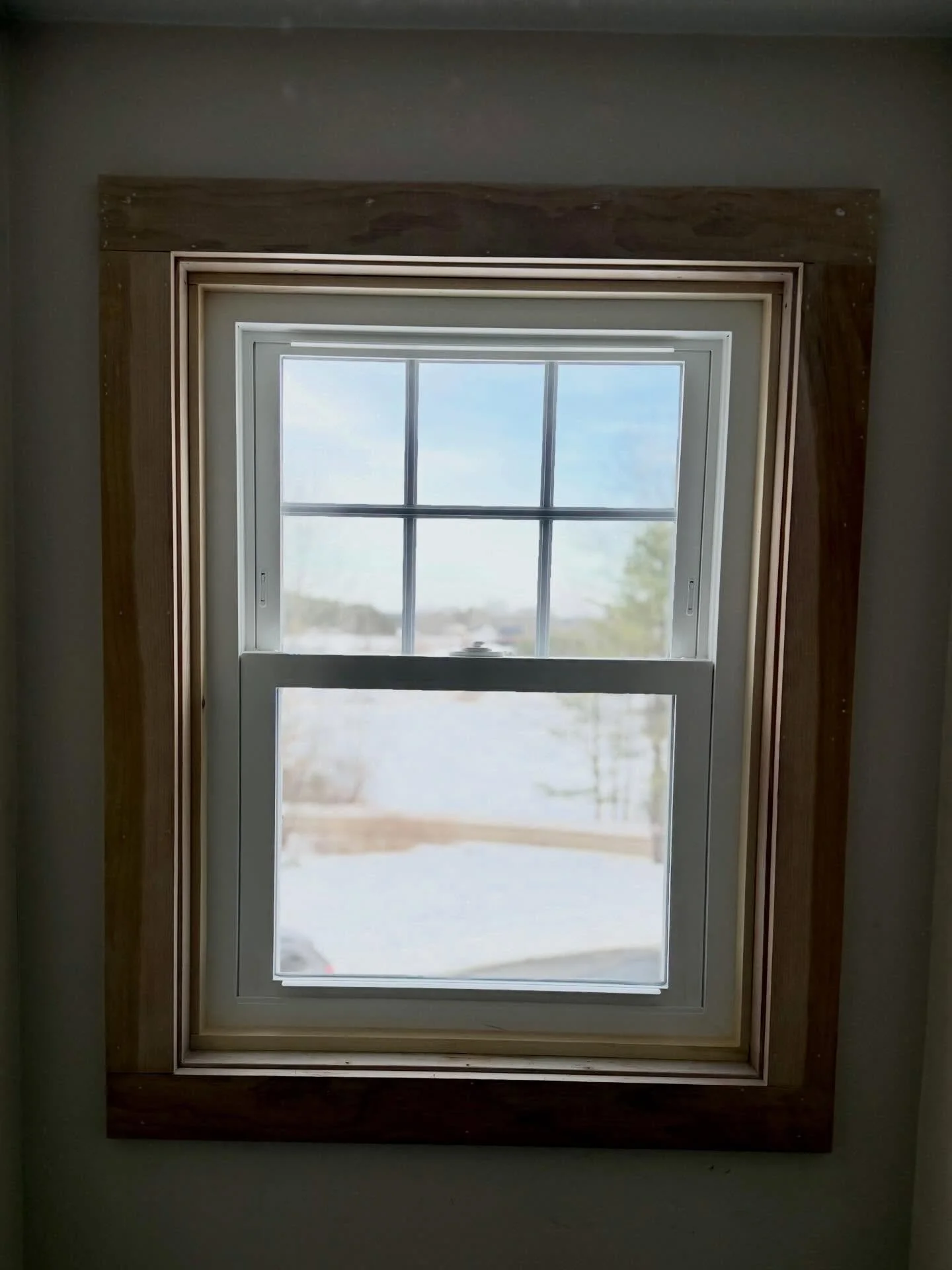 📍Kennebunk, ME
Swipe to see the wood trim windows we replaced with fresh white vinyl!