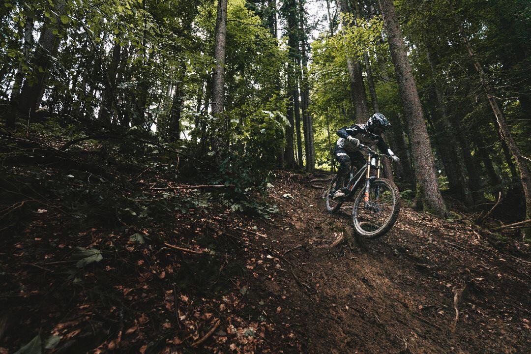 Finding the best kept trails in the valley // Morzine, France 🇫🇷 @guy_johnston_ 

#mtb #downhillmtb #dhmtb #dh #morzine #mountainbiking