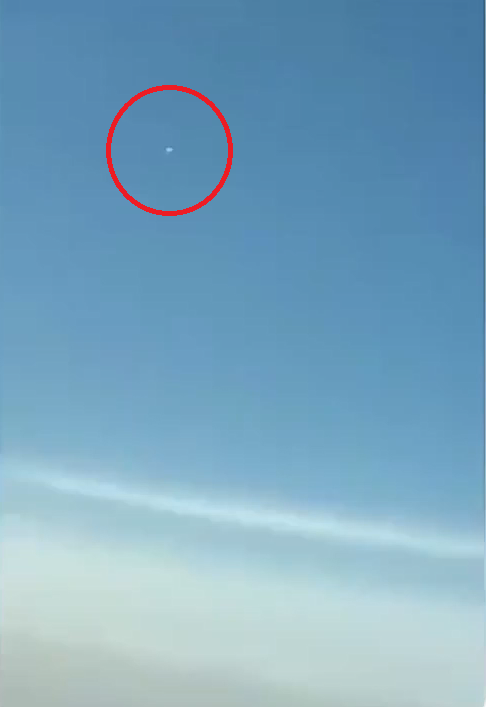 A still image taken from Atilla Senturk's cell phone footage, with the suspected UFO circled in red. (T24 / YouTube)