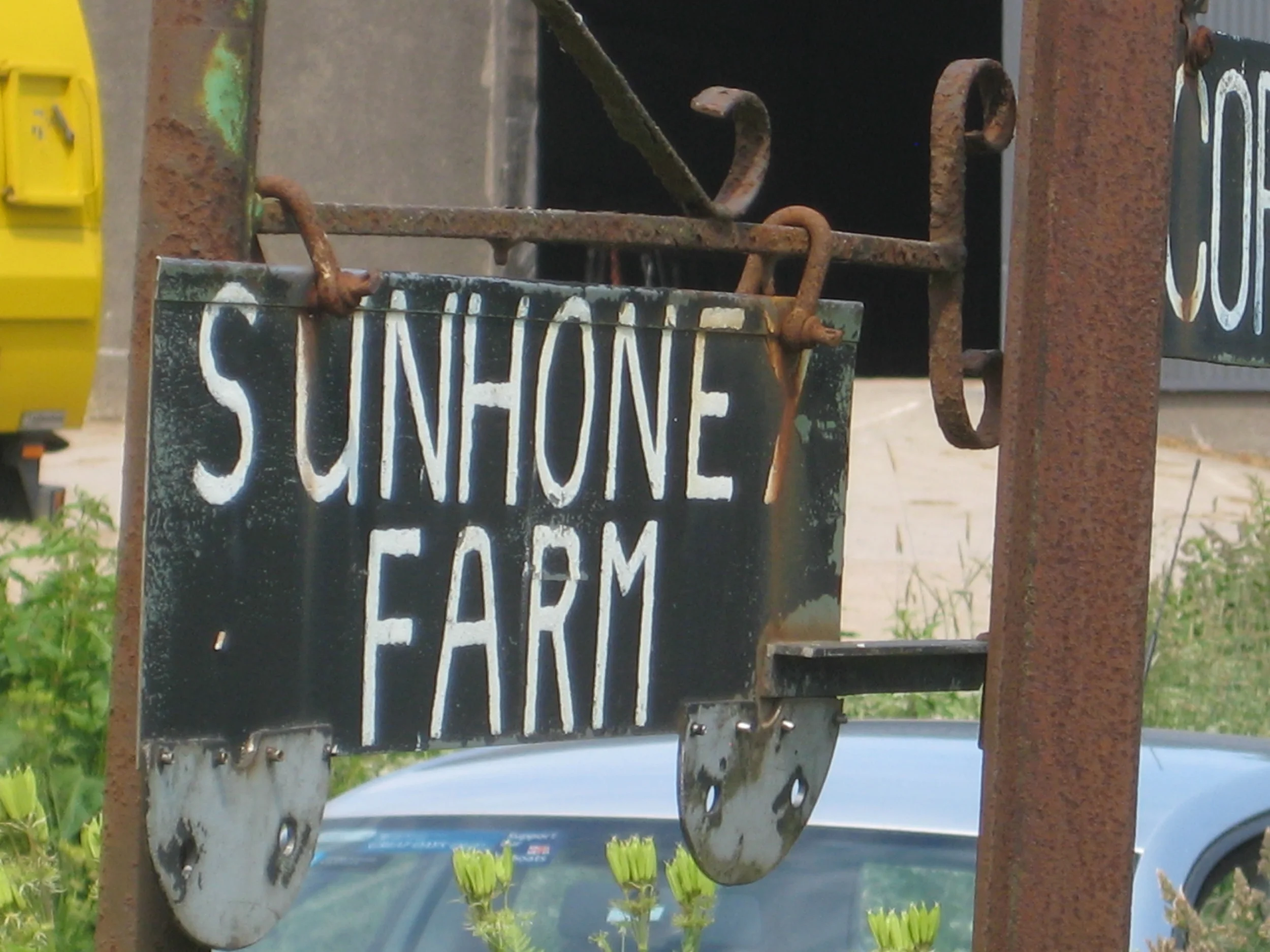 Sunhoney farm sign.JPG