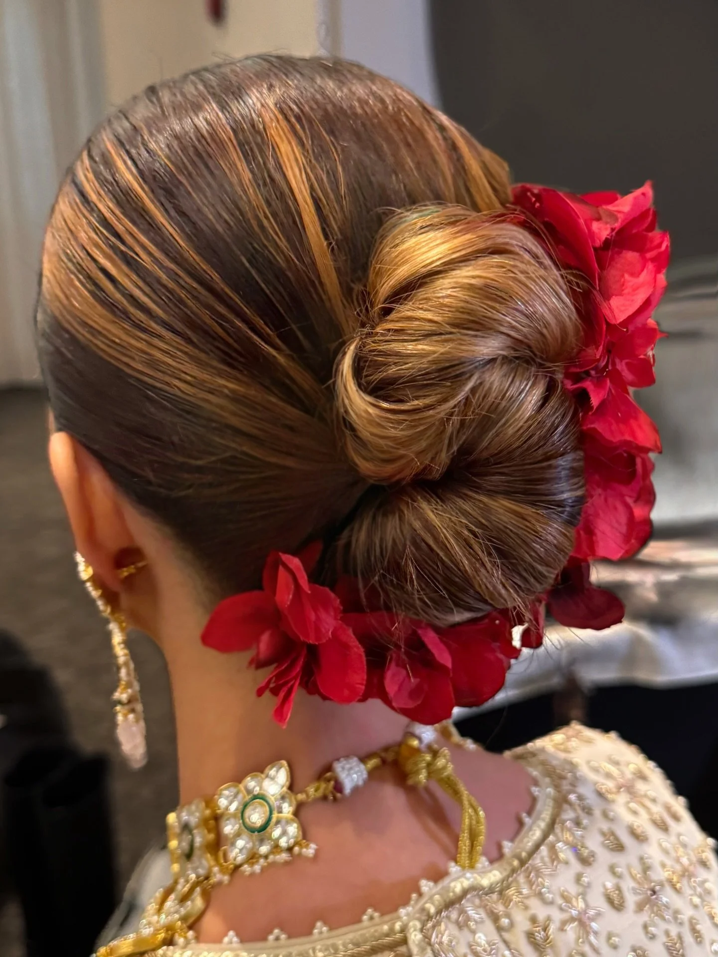 Beautiful knot buns 

@13.ee.diaryy 
@wellgroomedinc 
@deostudios 
#mua #indianbride #fyp