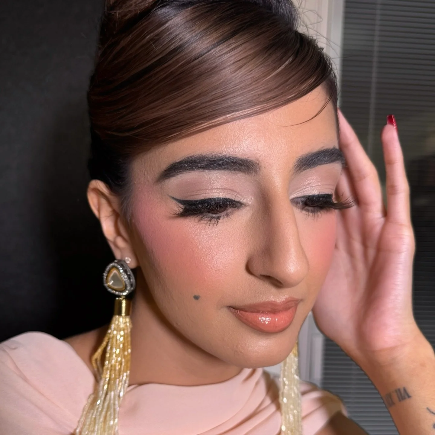 Our team is amazing!

Hair and Make up: Avneet and Simran 
Outfits: @silkenthreads_canada 
Model: @theskinfactoryinc @samiahchowdhury 

To book our services, pls email: info@madeinlondonstudio.com 

#madeinlondonstudio #potd