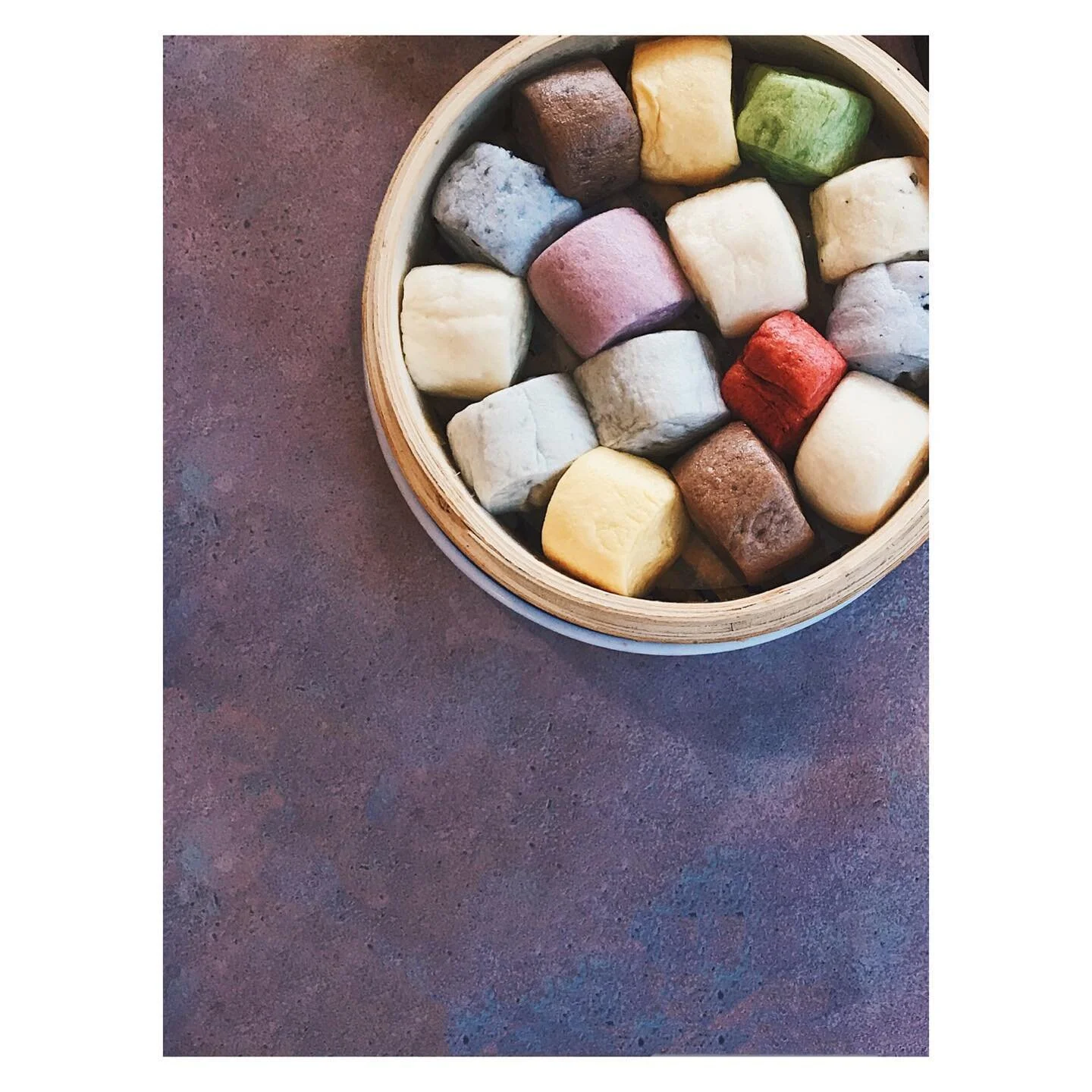 Colorful buns 🥢 | 生活中的一點點煙火氣😊 最近常常在工作中用到「煙火氣」這個詞，用來描述了許多現代人嚮往的那種生活的氣息。難道活著不夠嗎？有時只想喝點茶、吃點好吃的、享受一些像個人一樣的時光
.
.
.
.
.
.
#彩色小饅頭 #colorfulbuns #烟火气 #sliceoflife #teatime #taipei #taipeitravel #foodstagram #foodography #visual_taiwan #streetphotography #