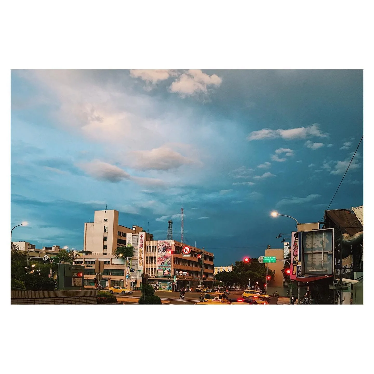 好奇怪呀，在這些日子裡 我似乎不曾看到天空 🌅
.
.
.
.
.

#eveningwalk #台北街頭 #烟火气 #sliceoflife #taipei #taipeitravel #visual_taiwan #streetphotography #travelgram #台湾旅行 #color #portrait #instagramtaiwan #ig_photooftheday #good_portraits_world #vscogoodshot #chasinglight #