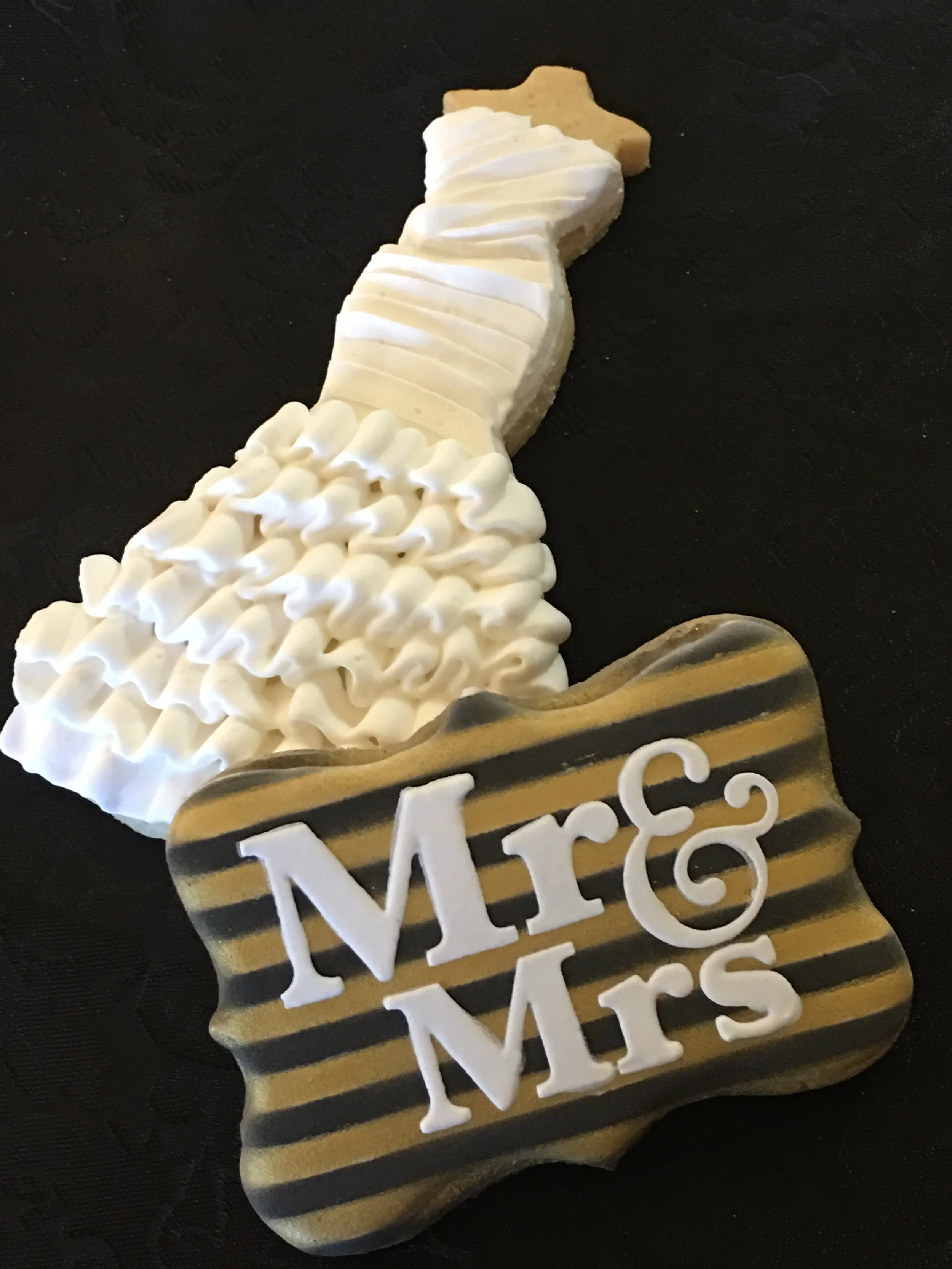 Modern bride: Gold and black