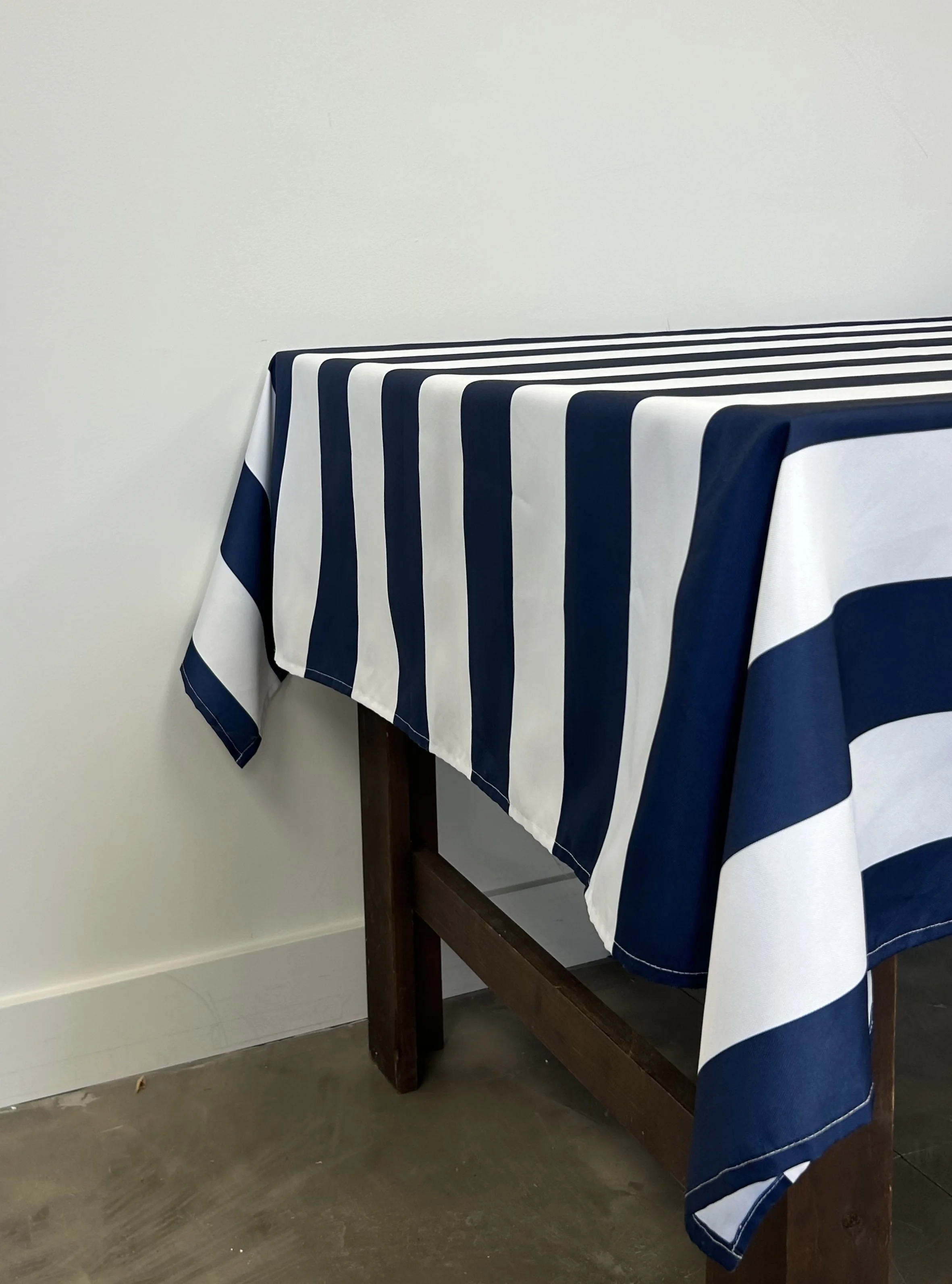 Blue and white striped table cloth for a classic outdoor BBQ look