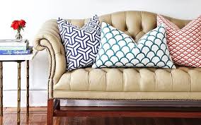 These perfectly placed pillows might benefit from a bit of extra stuffing. No? (image credit: decoist.com)