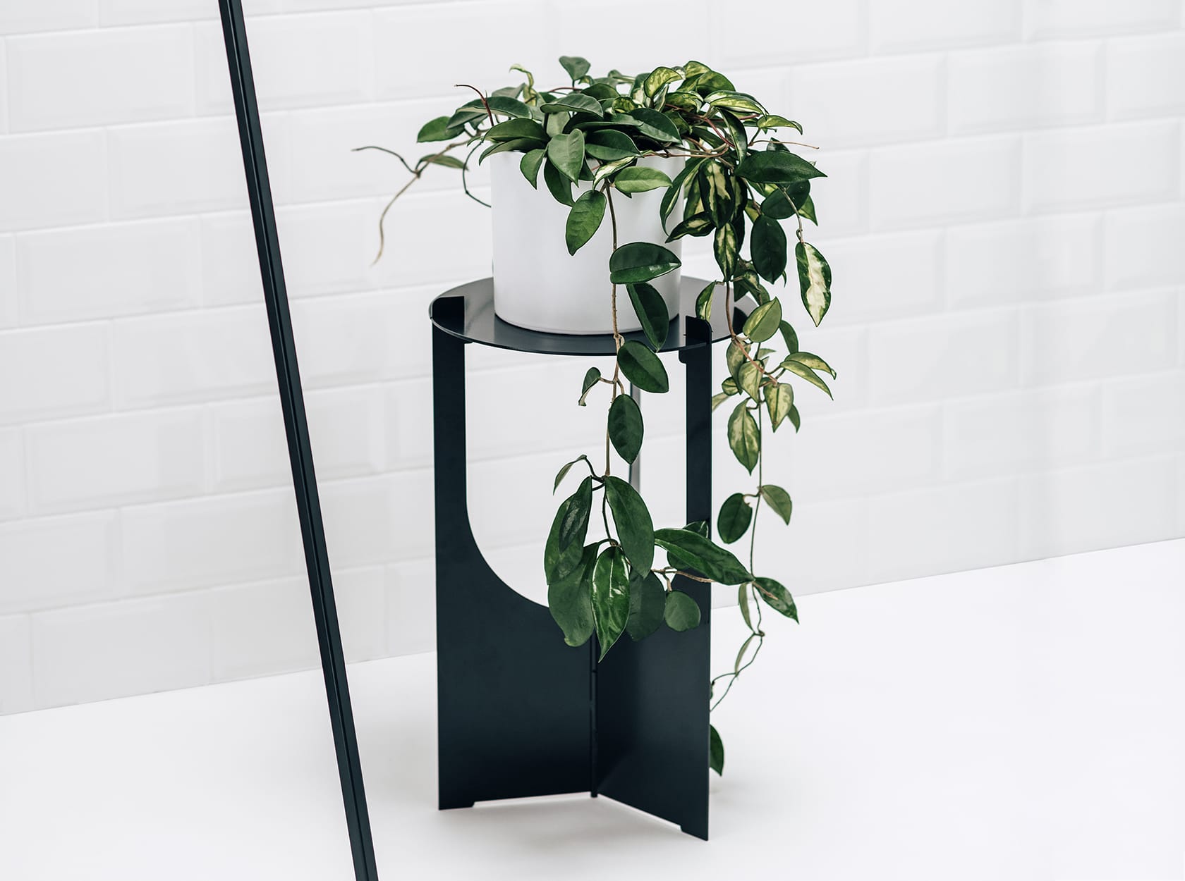 Idle Hands Platform Series - Black stand