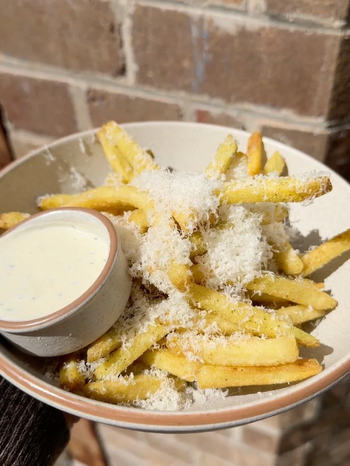 All eyes on new fries! Topped with Parmesan and sour cream and chive seasoning, alongside tangy ranch dressing 💯