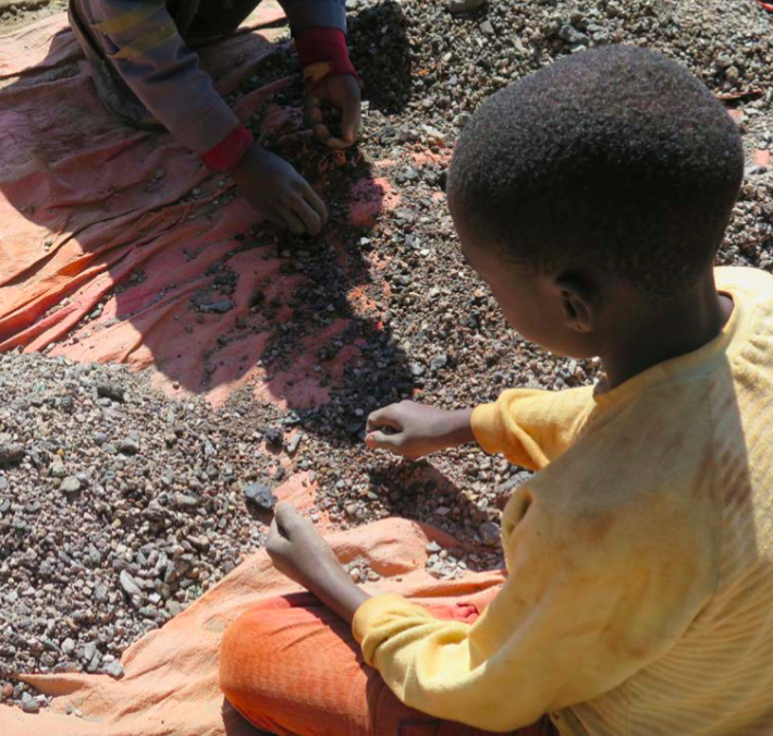 Children sorting cobalt bearing stones in DRC. Source: Amnesty International, 2016, https://www.amnesty.org/en/documents/afr62/3183/2016/en/