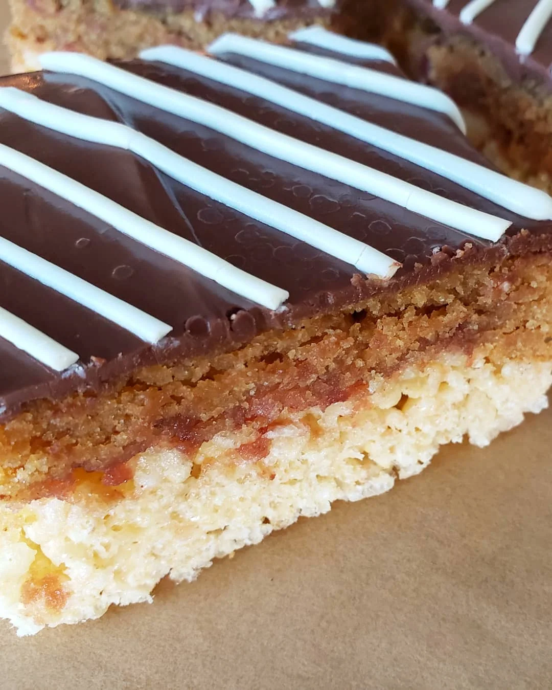 GOOD VIBEZ BAR PEANUT BUTTER & JELLY BROWNIE ON TOP OF A KRISPY TREAT, TOPPED WITH ORGANIC CHOCOLATE AND WHITE CHOCOLATE DRIZZLE. AVAILABLE DOSES: 1 BAR, 100 MG GLUTEN FREE, SOY FREE, CONTAINS PEANUTS*