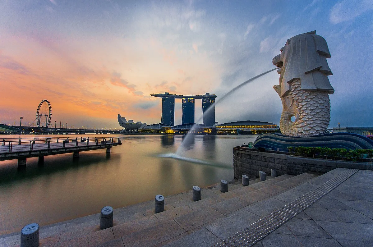 1200px-Rear_view_of_the_Merlion_statue_at_Merlion_Park,_Singapore,_with_Marina_Bay_Sands_in_the_distance_-_20140307.jpg