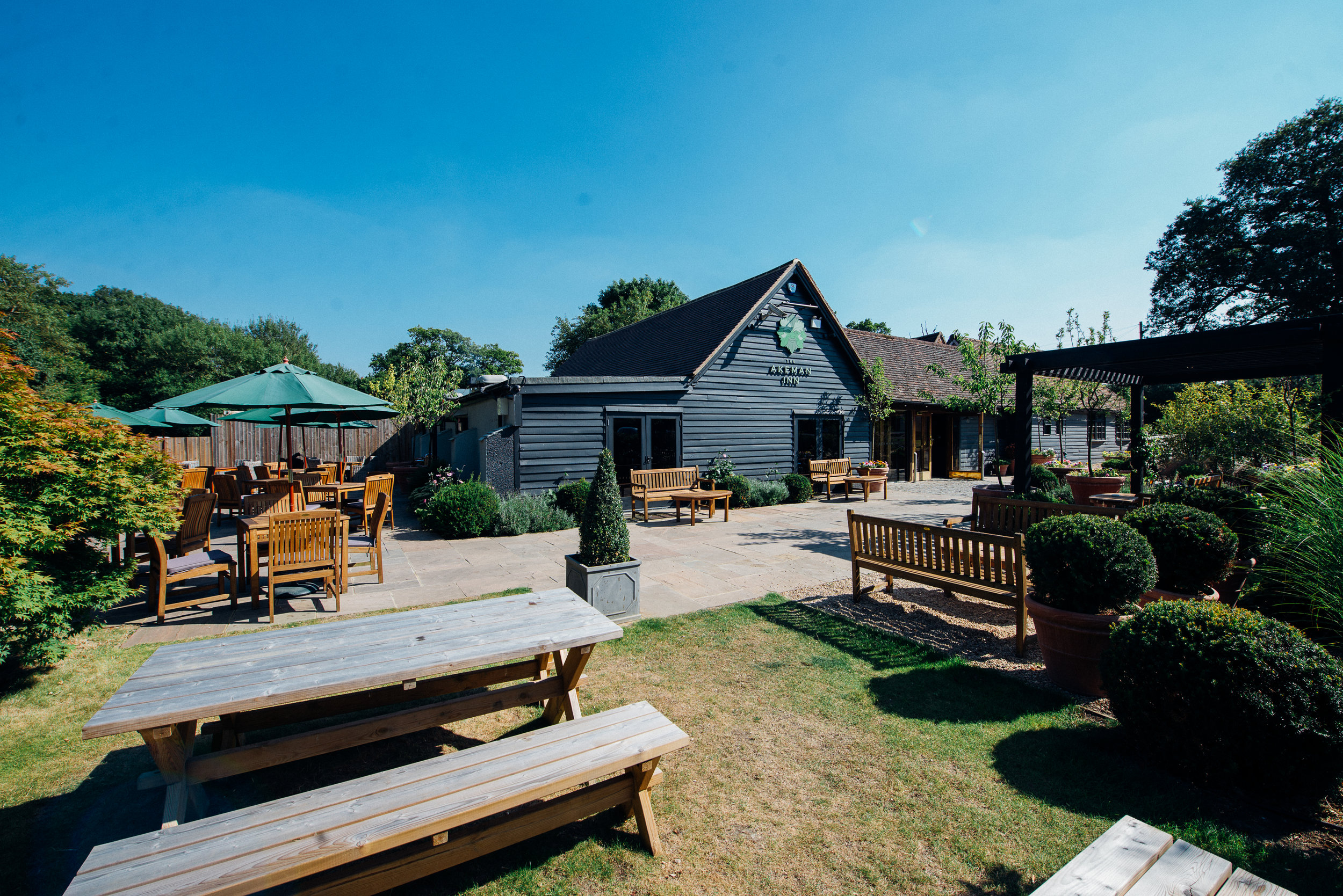 GARDEN_BENCHES_AKEMAN_INN_WIDE_LANDSCAPE_1.jpg