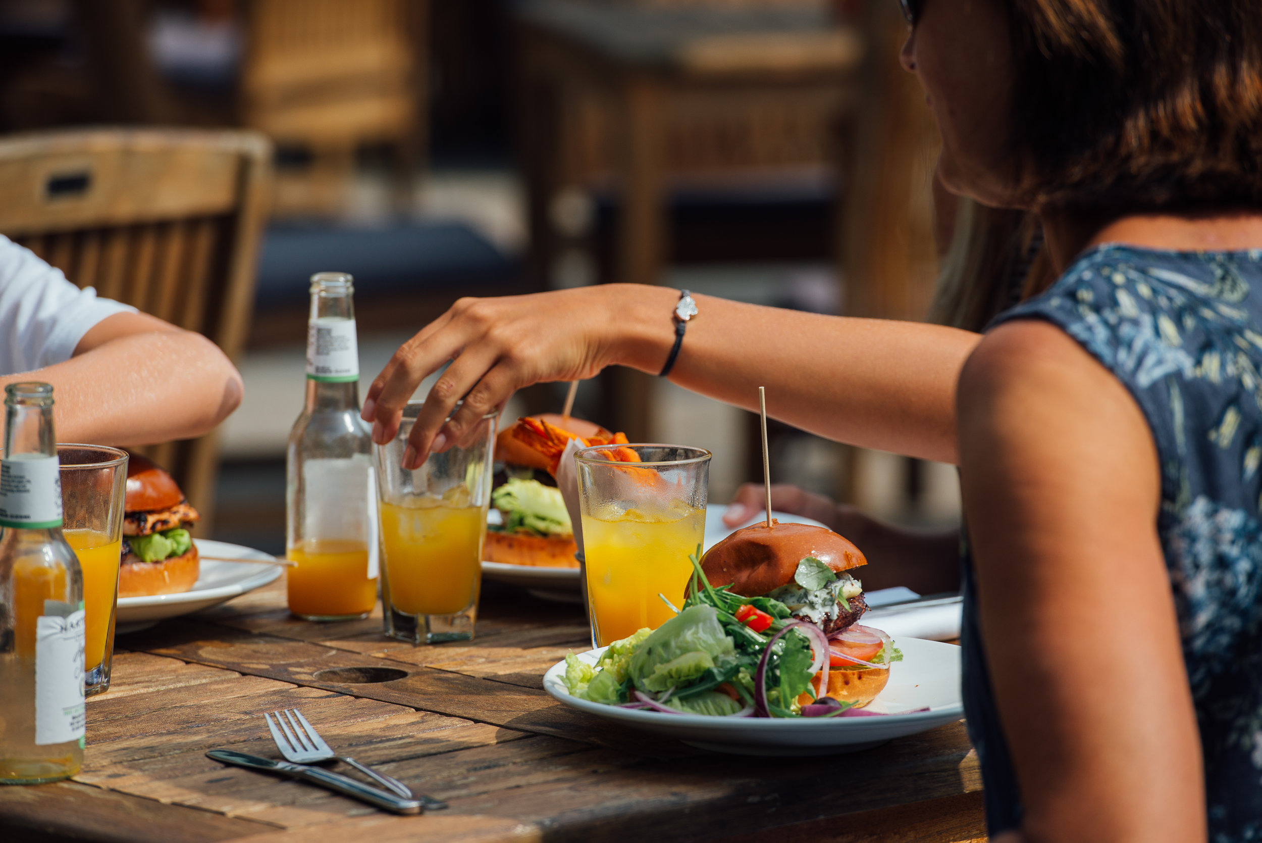 GARDEN_PATIO_FAMILY_EATING_CLOSEUP_LANDSCAPE.jpg