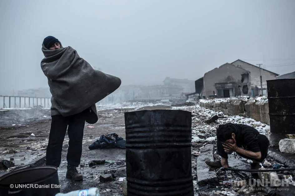 Mange europeiske land har innført midlertidige grensekontroller, som hindrer mennesker på flukt i å søke asyl Nord-Europa. her ser vi FLYKTNINGER som STÅR FAST I SERBIA. FOTO: UNHCR/DANIEL ETTER