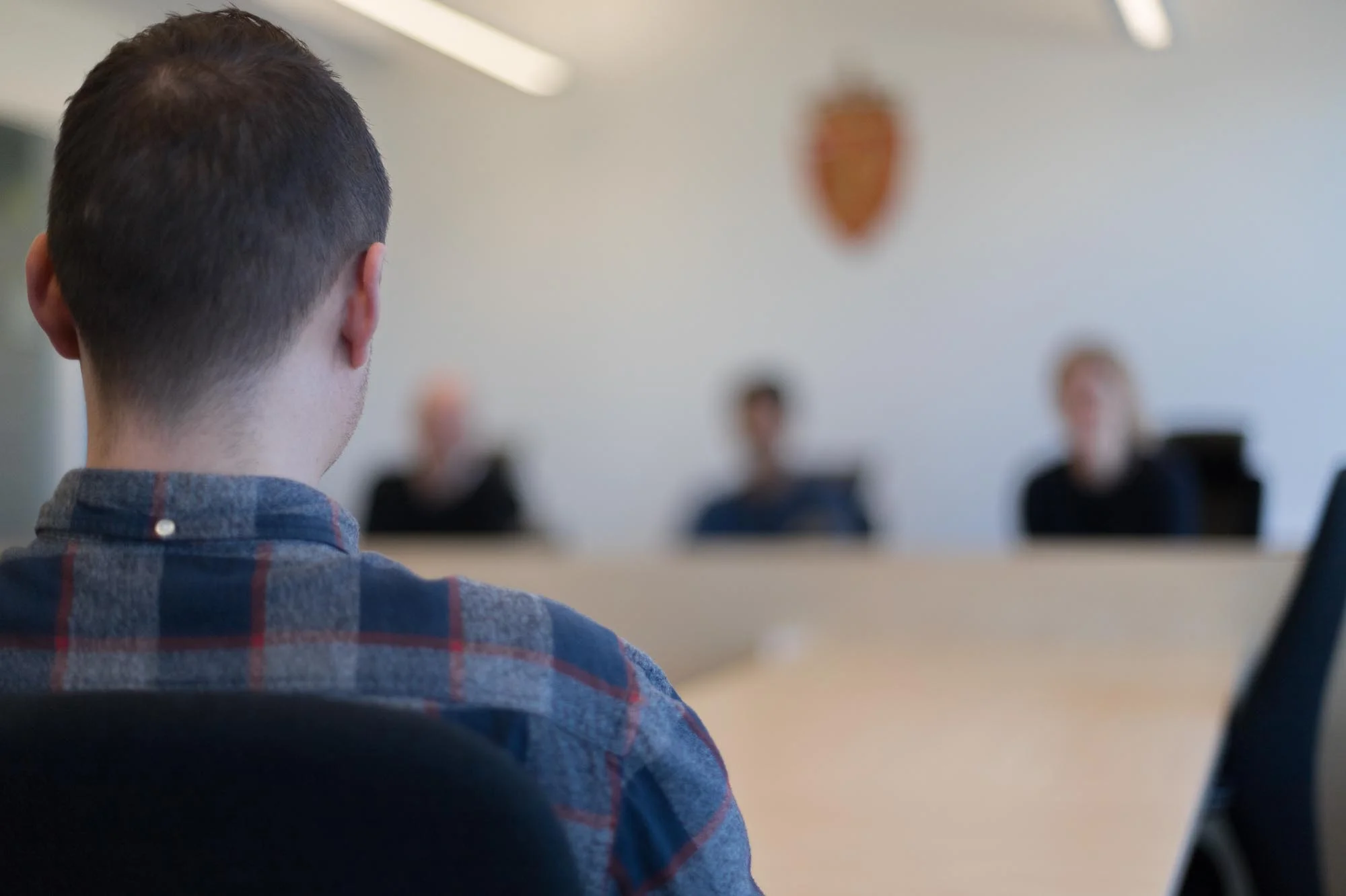 Det svekker asylsøkeres rettssikkerhet at svært få får muligheten til å forklare seg muntlig under klagebehandling i UNE. illustrasjonsfoto: utlendingsnemnda