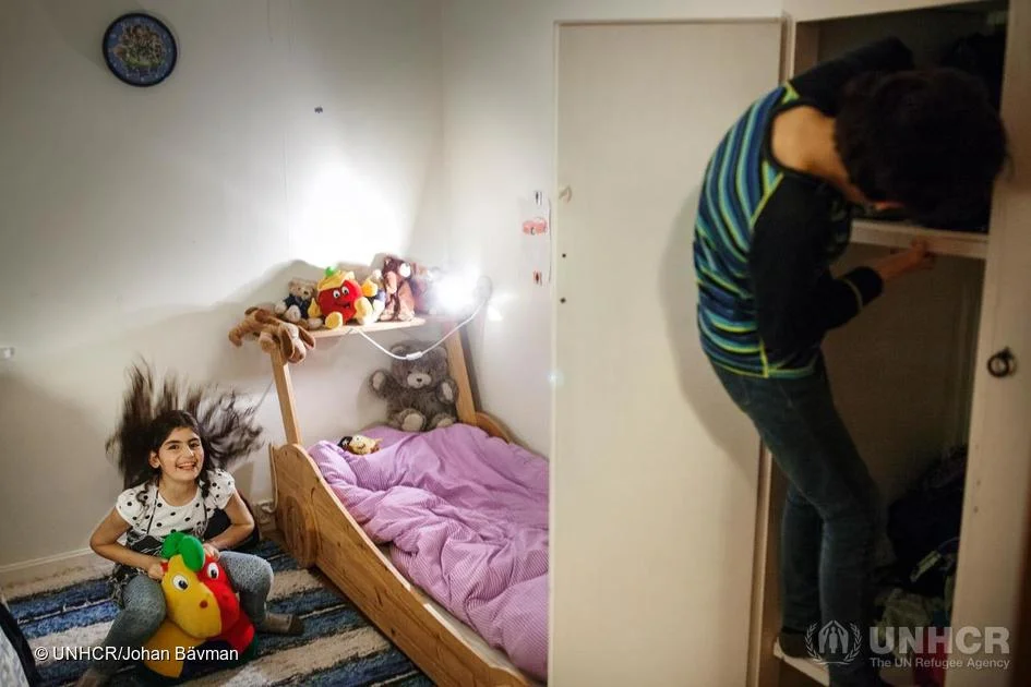 På asylmottak lever barn og voksne i fattigdom. Det er innført en maksgrense på økonomisk støtte til barnefamilier – uavhengig av antall barn i familien. foto: unhcr/johan bävman