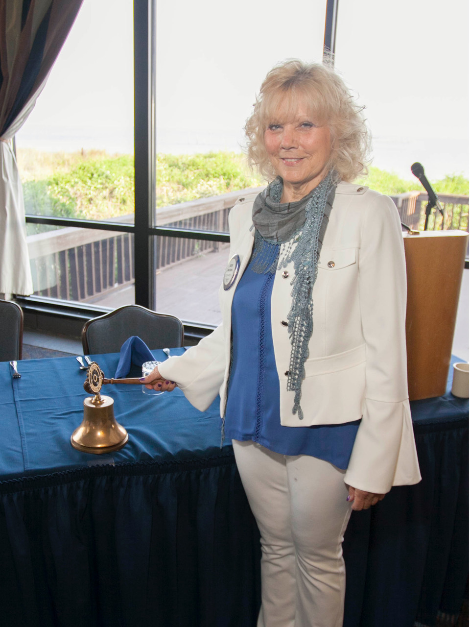 Kathy rings the bell-5677.jpeg