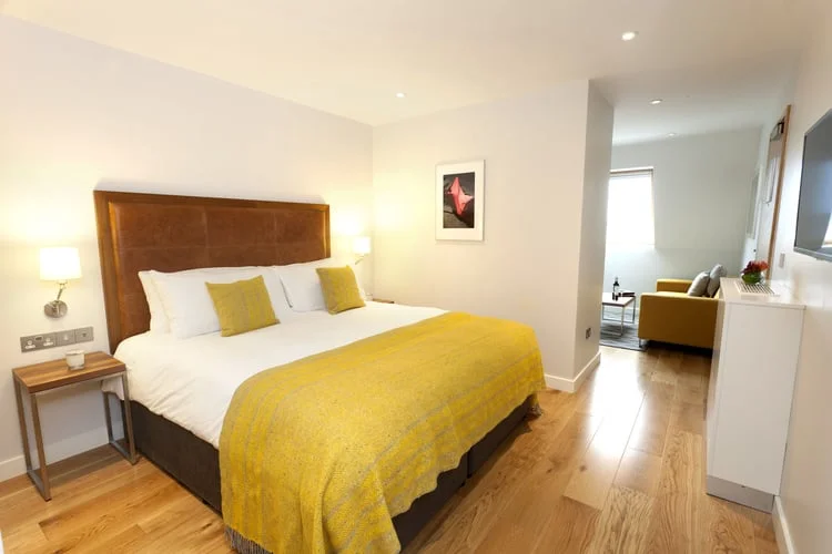 bedroom+of+executive+studio+suite.jpg