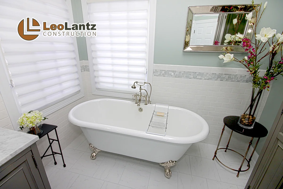 LeoLantz-Clawfoot_Tub2_Logo.jpg