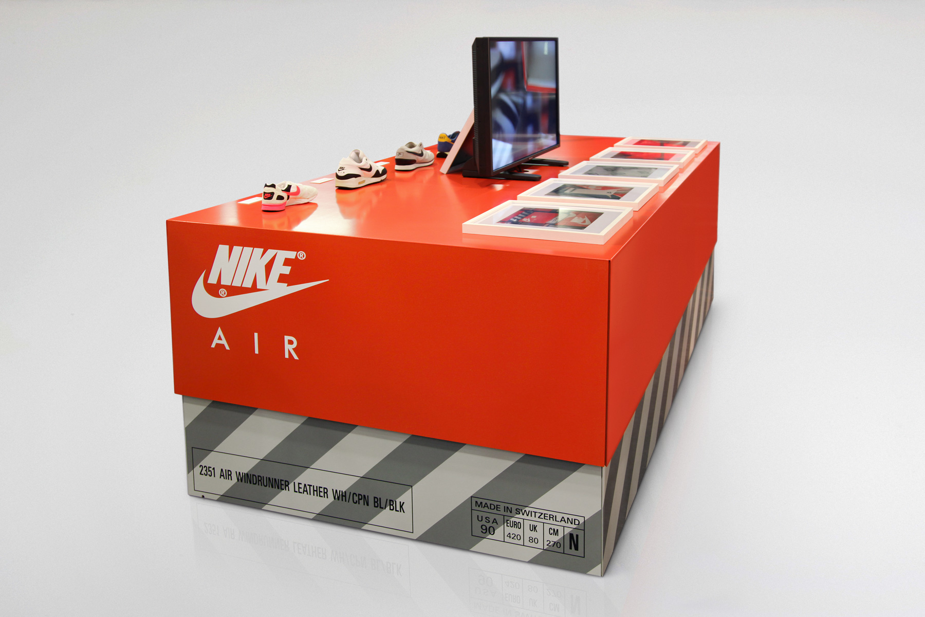 Nike_sneakerness_giantbox_1200_01.jpg