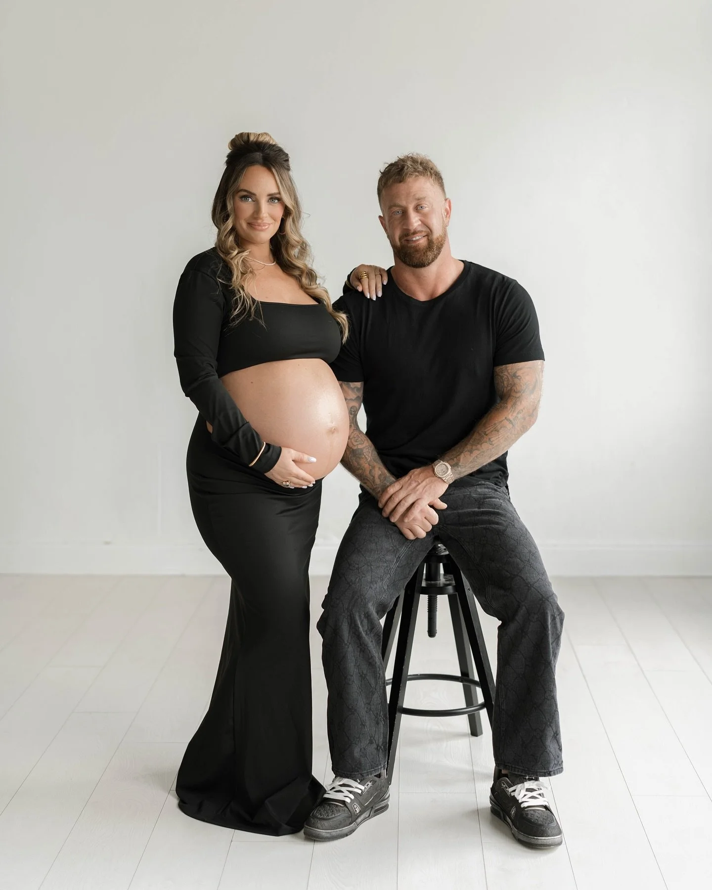 I just realized I never shared this look from this gorgeous maternity session. 🖤📸