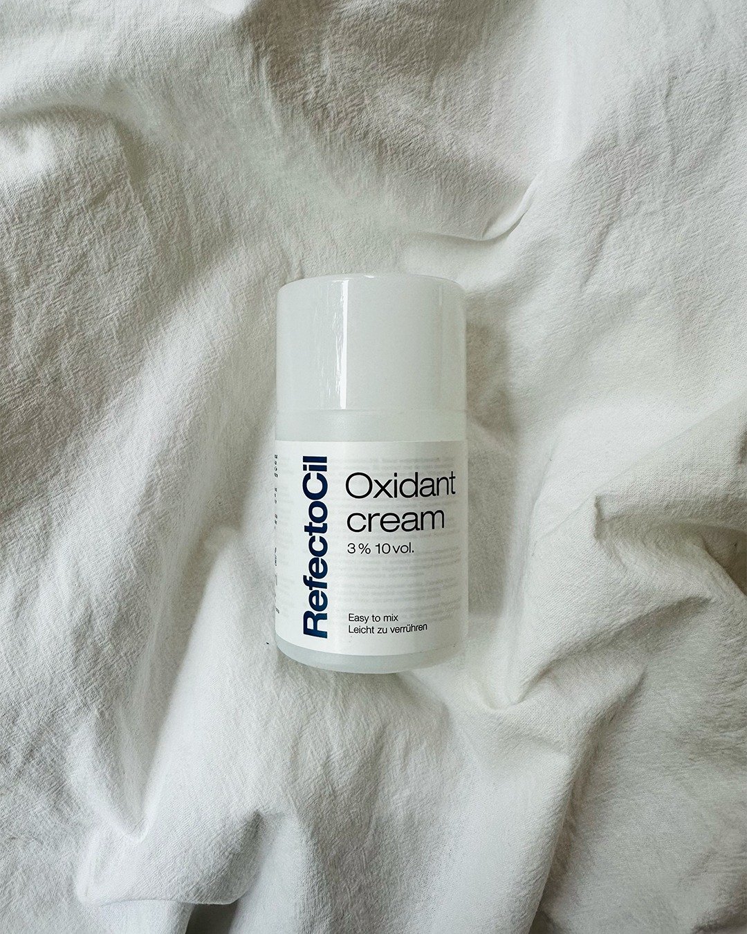 Take your tinting game to the next level with RefectoCil Oxidant Cream!

Our specially formulated Oxidant Cream works in perfect harmony with RefectoCil tints, ensuring optimal colour development and gentle application. Discover the secret to achievi