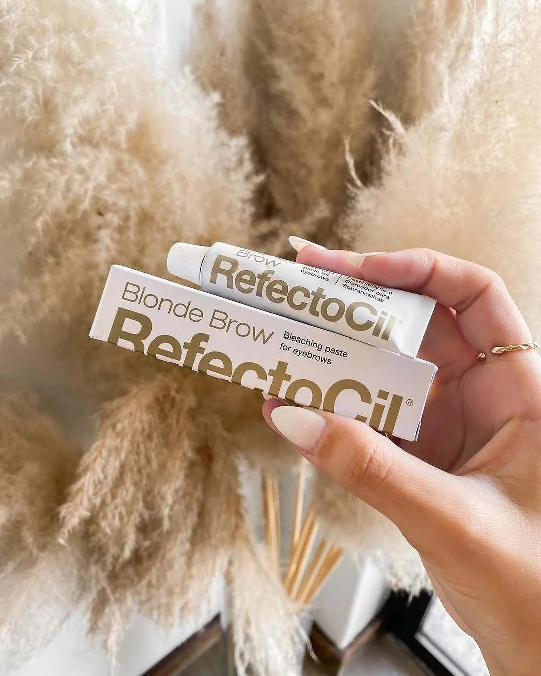 RefectoCil Blonde Brow 🤩

Achieve flawless, natural blonde looks or soften dark brows.
&bull; 🎨 Prep &amp; Tint: Lighten first, then tint to your perfect shade for custom brows tailored to you.
&bull; 💁&zwj;♀️ Perfect for Bristly Brows: Prepares c