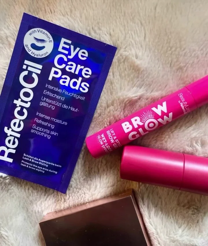 It's time to focus on your glow 💖 

Nourish your under eyes with RefectoCil Eye Care Pads and style your brows with BeautyLash by RefectoCil Brow Glow. A glow-worthy combination ✨
