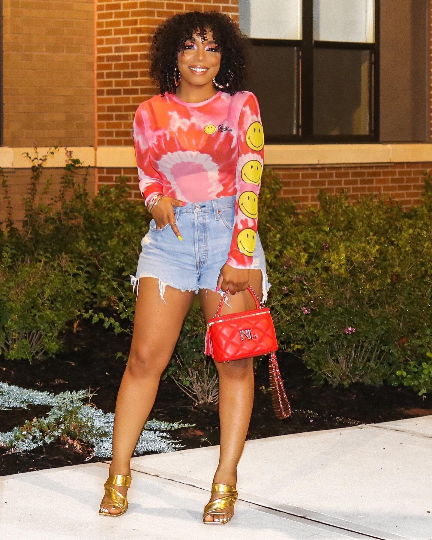 All smiles this weekend🥰. I went to see my girl @tasiasword and she put her all on that stage. Her voice is truly amazing! Such a great show. Wishing you all a blessed week. 

 .
.
.
.
Bodysuit: @zara 
Shorts: @levis 
Heels: @egoofficial 
Purse: @nl