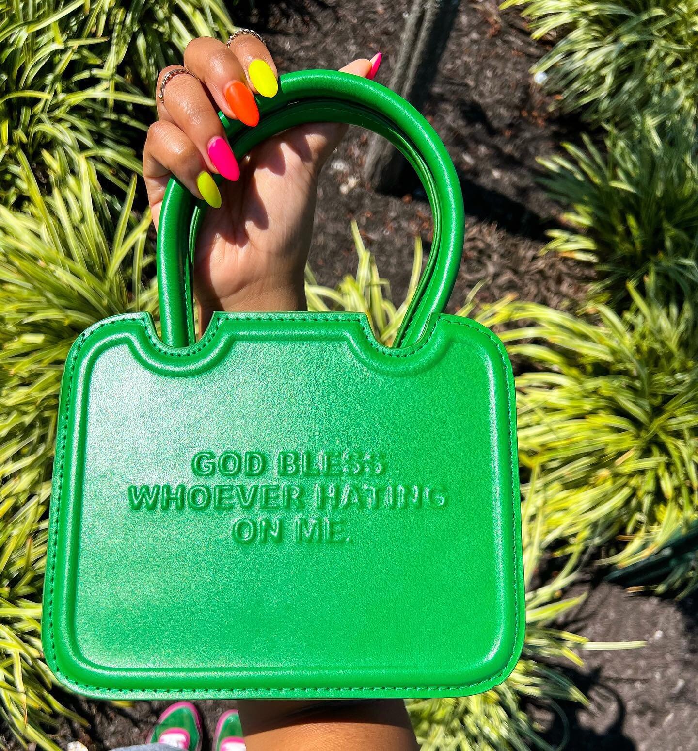 Yes, help &lsquo;em Lord! In the words of Lauryn Hill, &ldquo;Forgive them father for they know not what they do.&rdquo;🙏🏾💚 Crushing on my new addition to my #blackowned purse collection, which is from @gbwhom and also loving this week&rsquo;s neo