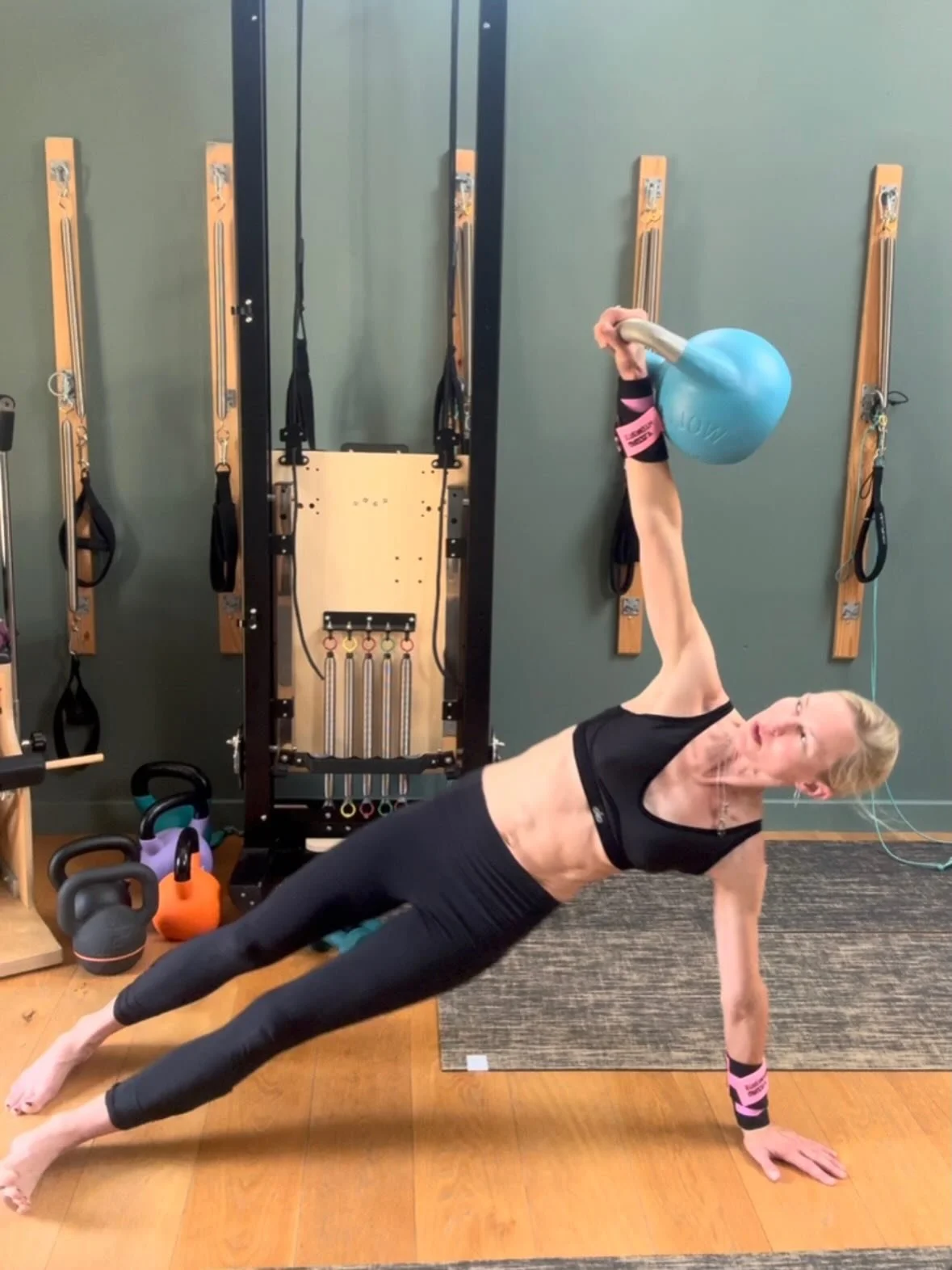 Pheeew it&rsquo;s been a hot and sweaty week
But no excuses, been dancing with my kettle bells
Last workout I just completely run out of juices, empty tank, nothing left, no power. But that&rsquo;s why I love kettlebells, they keep challenging me eac