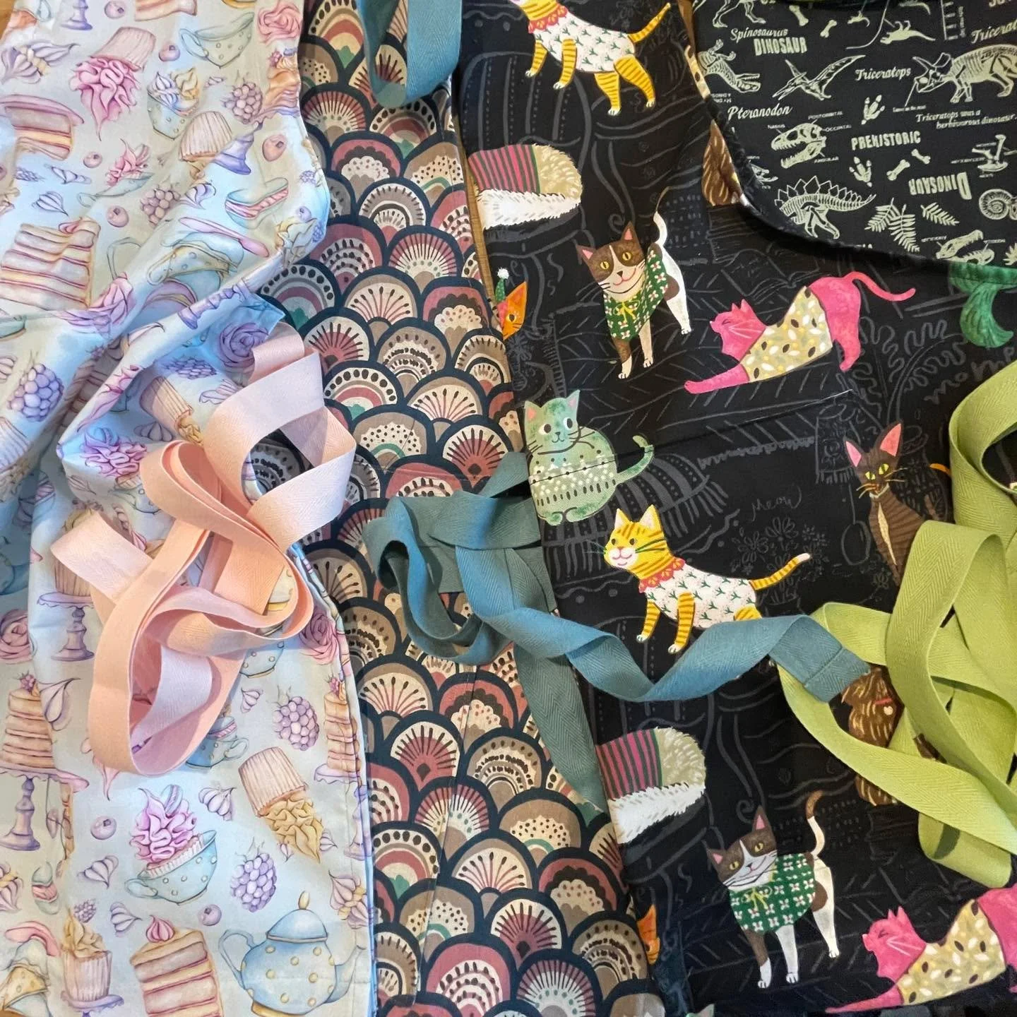 Hope you have had a fabulous few days ✨

With so much cooking and entertaining over the festive period, a fresh collection of aprons might be just the thing to start the new year.

Pop in and choose the perfect fabrics and strap tapes for your favour