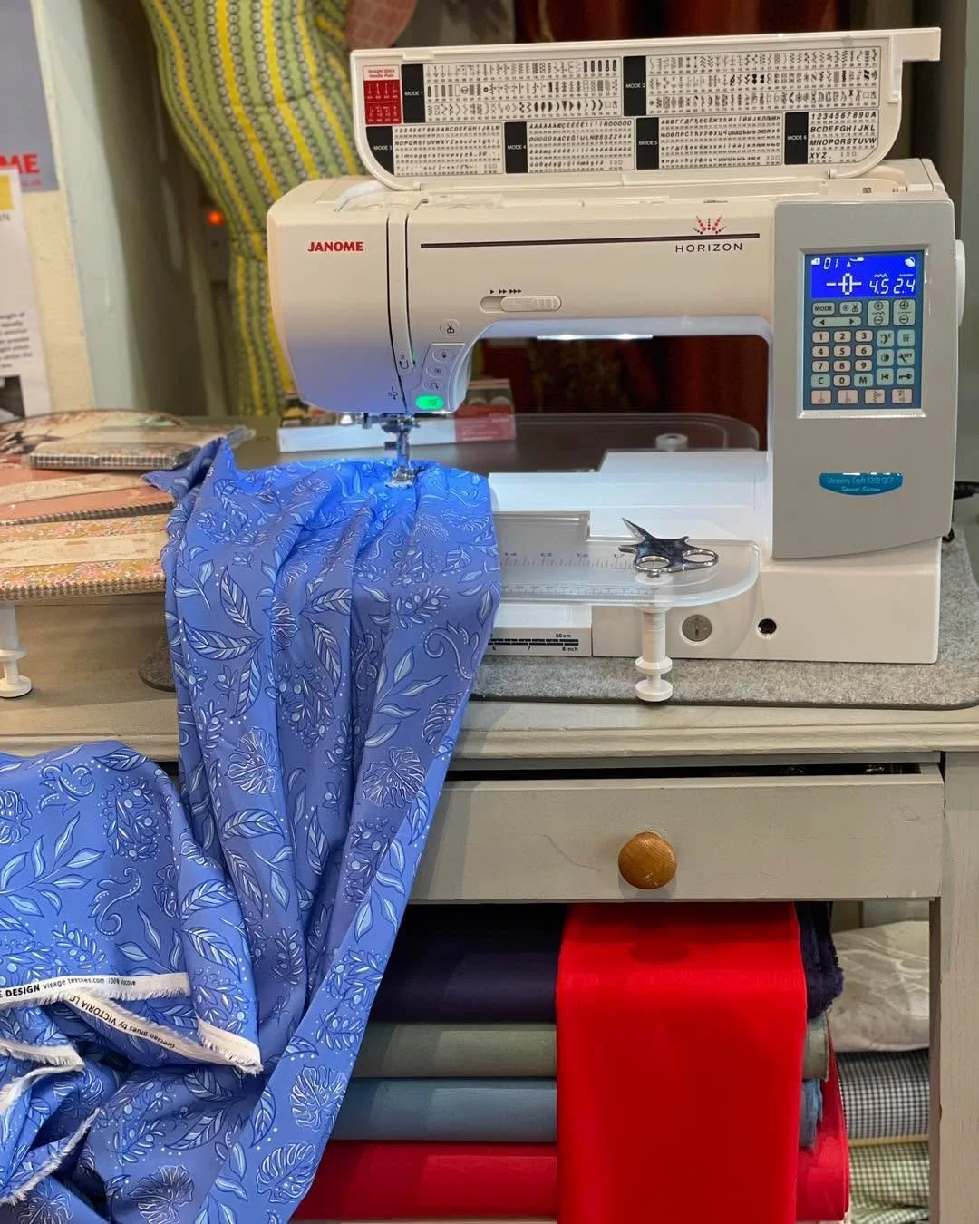 It&rsquo;s the last  week to take advantage of Janome&rsquo;s Hot Summer &amp; Bank Holiday offers! ☀️

Pictured here is the machine currently being used on The Great British Sewing Bee, plus Rachel&rsquo;s favourite, the latest viscose, which has ju