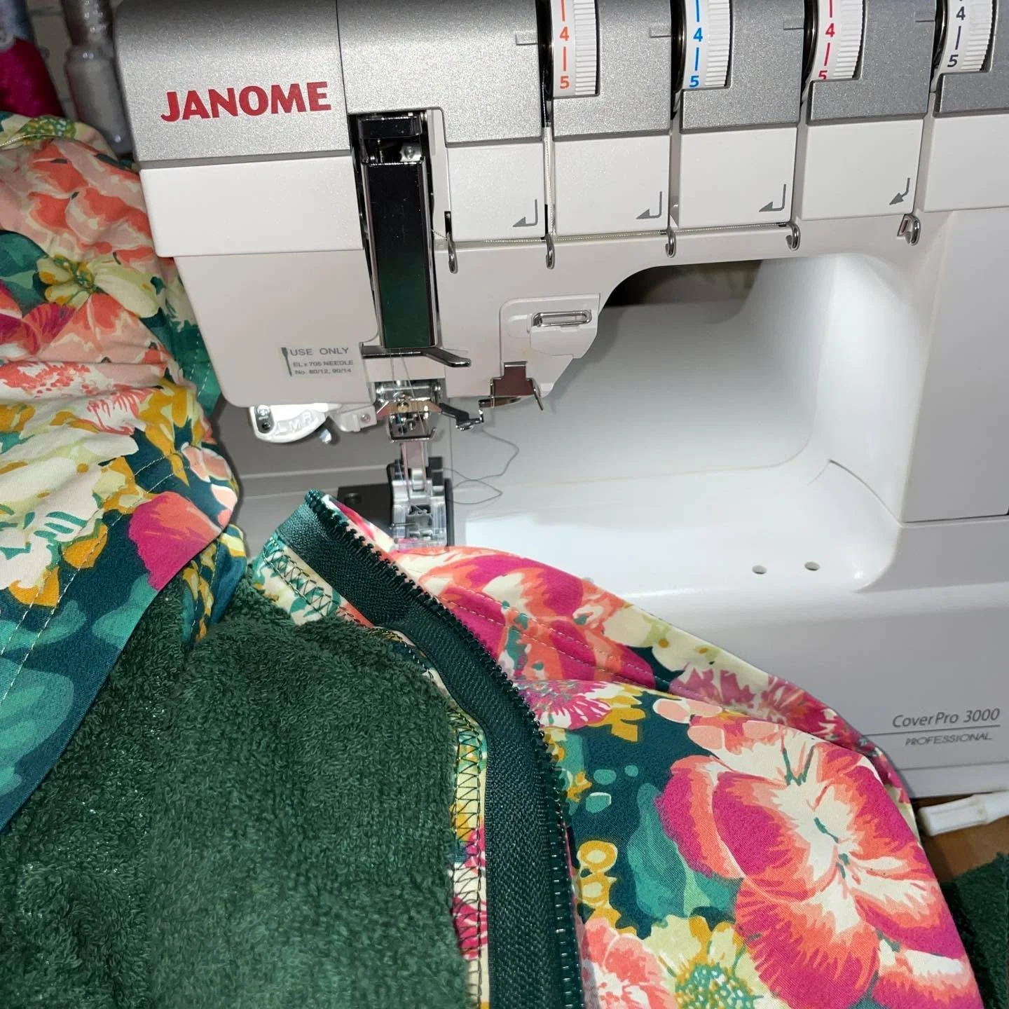 🧵 Love to sew?

Rachel has been busy creating with some fabulous towelling and gorgeous floral fabric for her latest project&hellip;
All will be revealed soon.

Meanwhile, the Janome Sewing with Style Autumn Offers have just started and the CoverPro