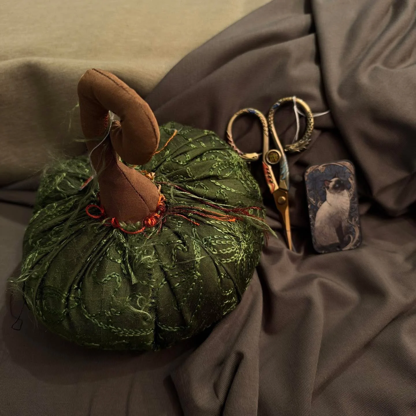 🍂 Cosy autumn sewing

Pair soft stretch bamboo (Olive) and snug sweat-shirting (sage)to make loungewear, tops, joggers and relaxed everyday favourites. 

Browse fabrics and haberdashery, pumpkins, scissors and more and / or take home a Janome sewing