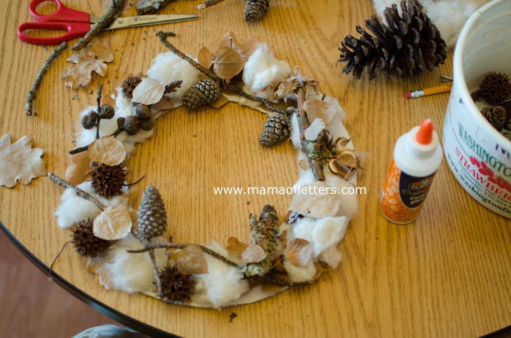 I think even my non-crafty crew could pull off this simple Thanksgiving wreath — love that it incorporates nature walk findings.