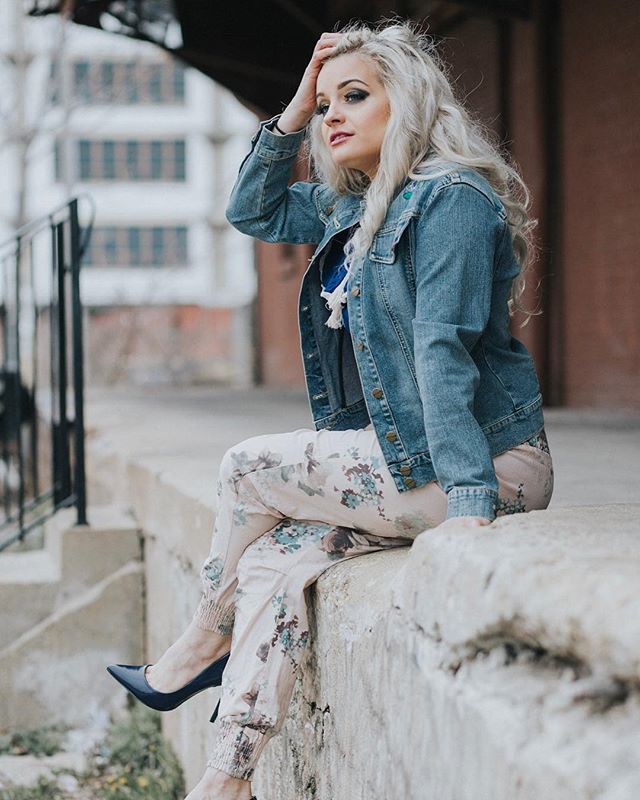 Yes!! It&rsquo;s jean jacket weather today in Chicago. Suns out ☀️ ❤️ What are you looking forward to wearing now that the weather is getting warmer!? 👗 
Book your shoot today. We offer all kinds of services. Just shoot us a DM and let&rsquo;s chat 