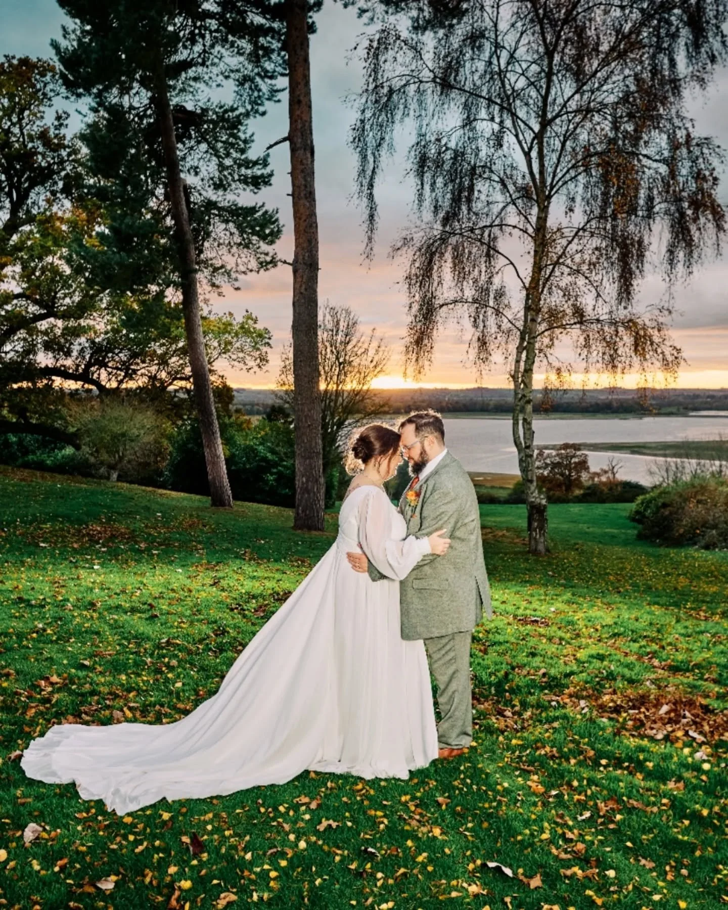 How lovely it was to be back at the Rutland Hall Hotel (what a backdrop!) with this fabulous couple 🍂🥂😍☀️
And, to work alongside Tanya of @yourreelwedding We had a blast!