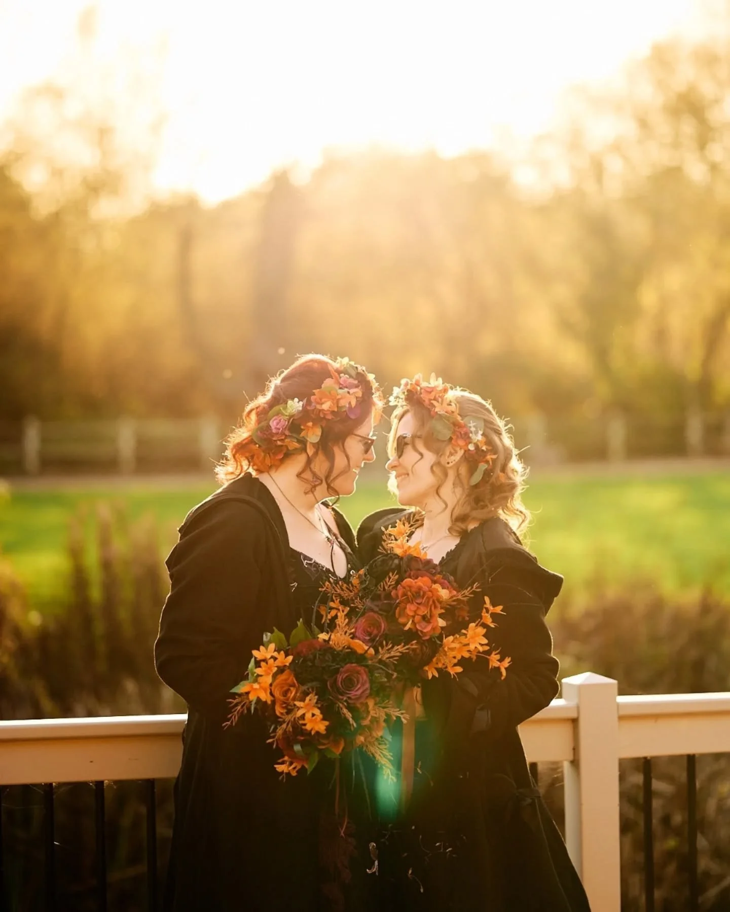 Winter sunshine and a day bursting with colours. The awesome wedding of Sam and Sam 😍