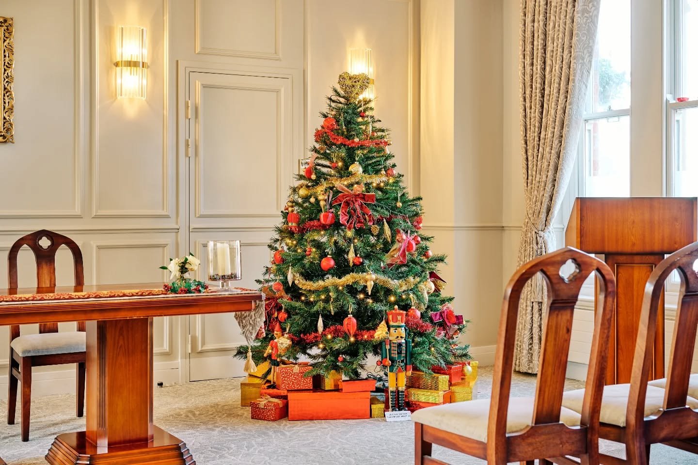 It was so lovely to be asked by the wonderful team at St Albans register office to take some photos of their beautiful ceremony room, all set for Christmas - ideal for those planning a festive wedding! Otherwise known as The Gate House, the St Albans