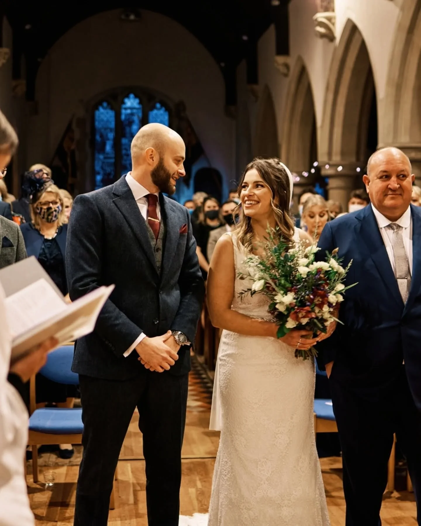 Can you think of anything quite as romantic as a fairy lit Christmas Eve wedding?? 🥰