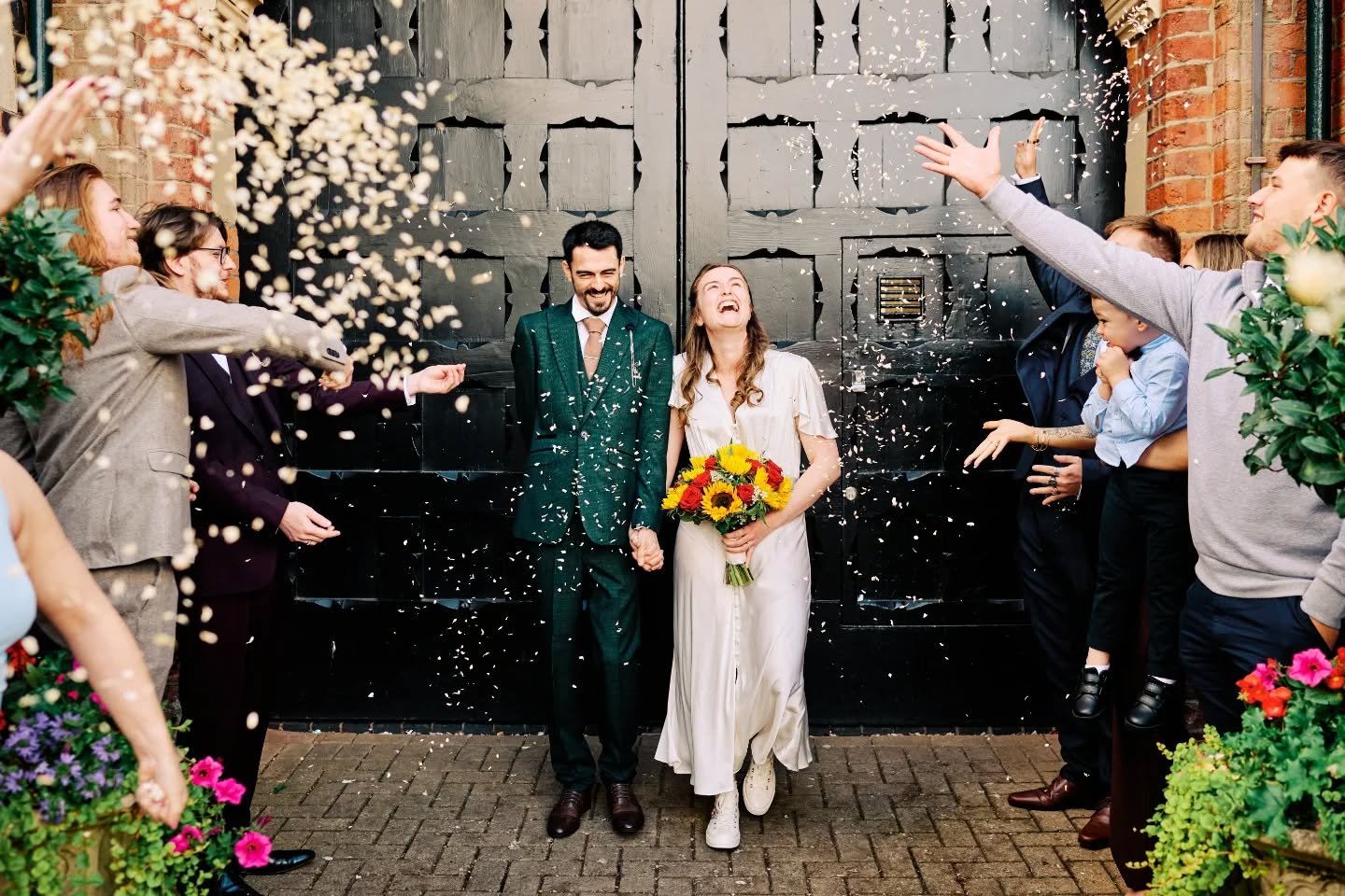 Gotta love those confetti throw moments at the St Albans register office 👌🥰