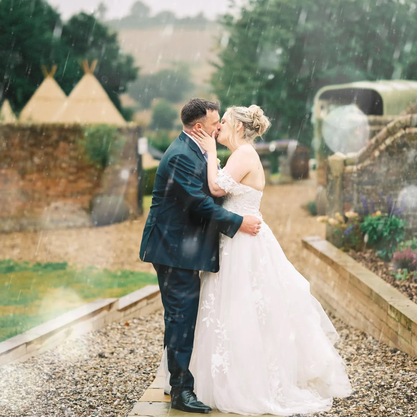 It's a bit wet out there today! You never can quite predict our weather, be it February or July. The good thing is that it always makes for super romantic photographs 🥰☔