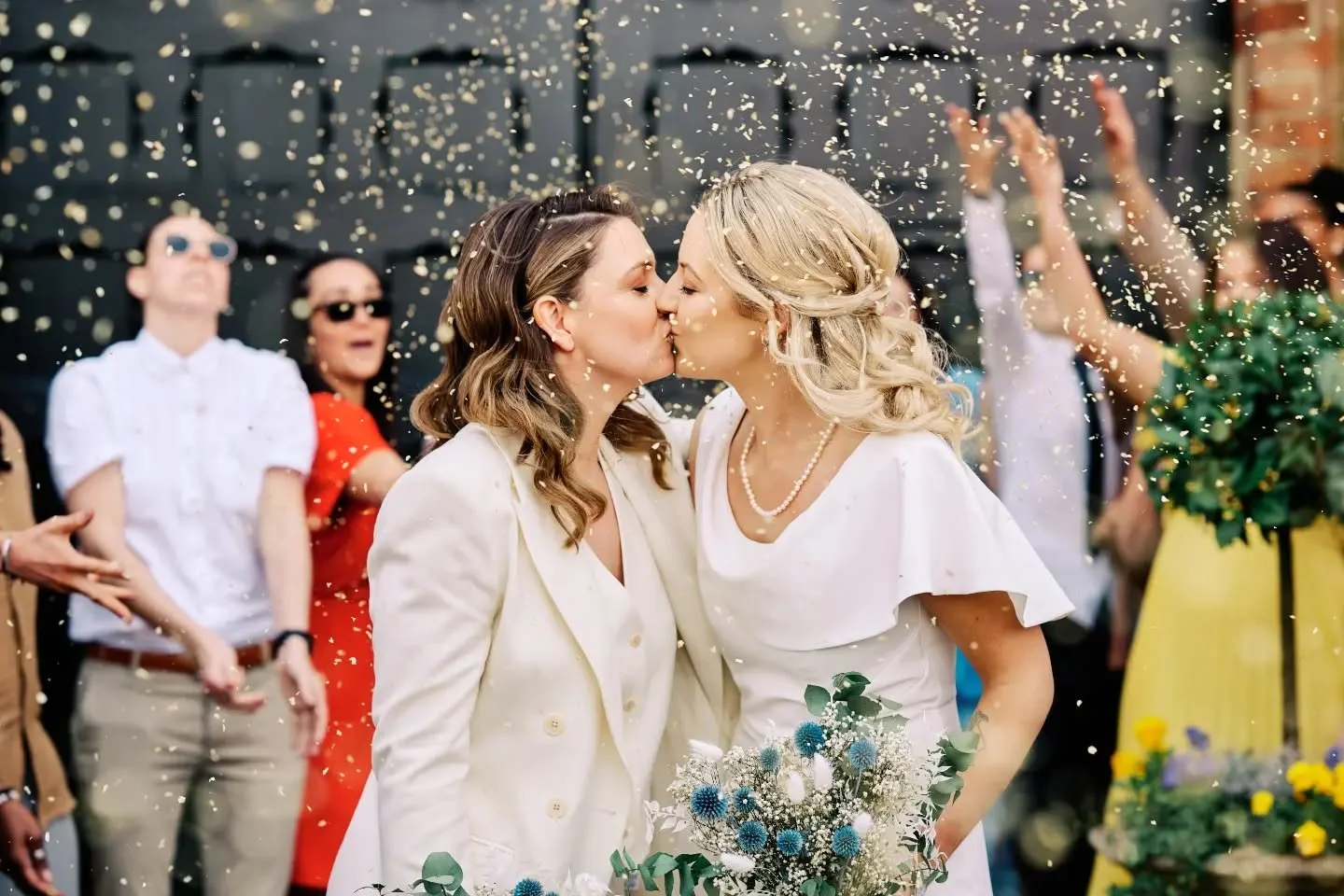 The perfect confetti moment at the St Alban's register office 🤩