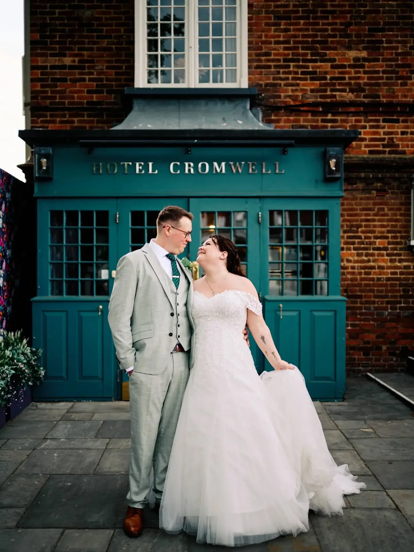 It's Friday, it's a bank holiday weekend! Today you will find me back at gorgeous Hotel Cromwell for another wedding in the sunshine 🥰☀️