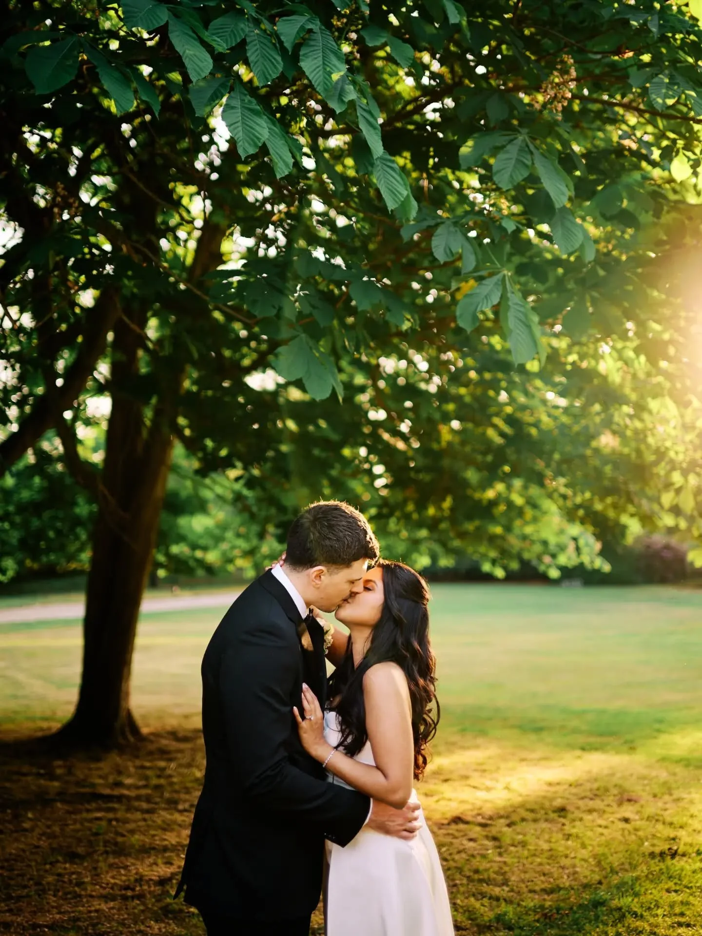 When you were married in Sri Lanka and your UK wedding celebration is just as hot! 👌🏼☀️❤️